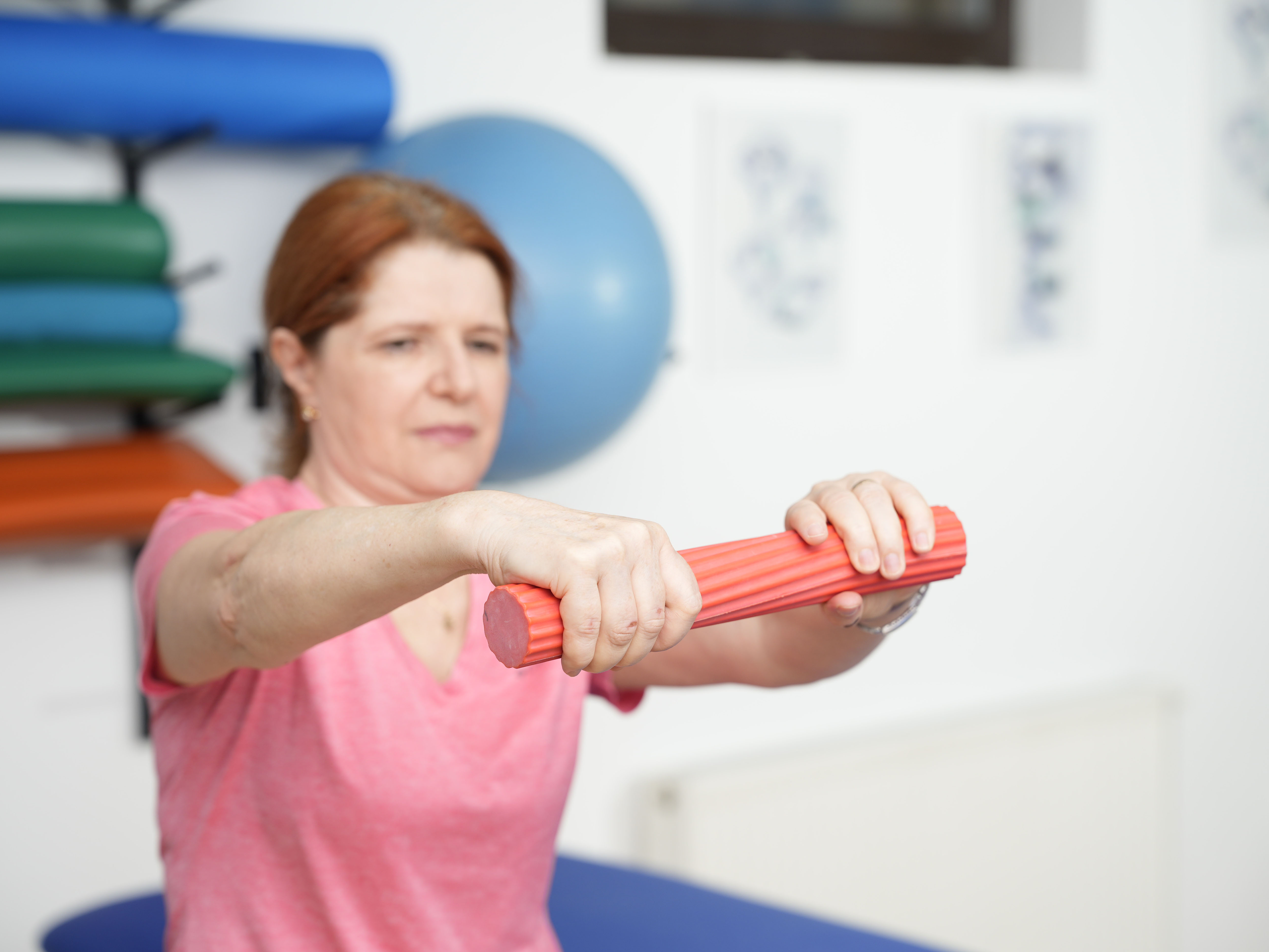 Senior efectuând exerciții fizice terapeutice adaptate pentru stabilitate și forță